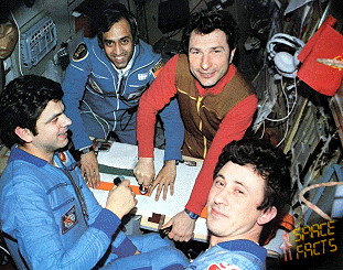 Sojus T-11 besucht Saljut 7