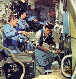 Sojus T-12 besucht Saljut 7