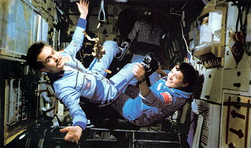 an Bord von Sojus T-7