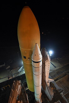 STS-123 auf dem Weg zur Startrampe