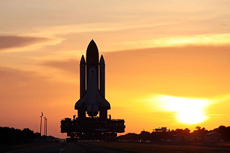 STS-128 auf dem Weg zur Startrampe