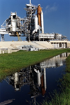 STS-40 auf dem Weg zur Startrampe