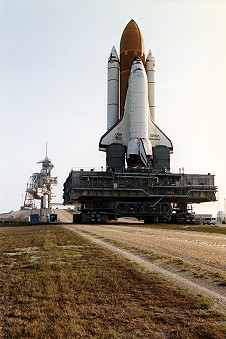 STS-51 auf dem Weg zur Startrampe