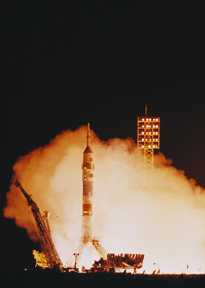 Soyuz TM-20 launch