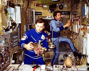 Sojus 40 an Bord von Saljut 6