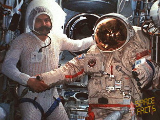 Sojus TM-4 an Bord der Mir