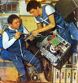 Sojus TM-7 an Bord der Mir