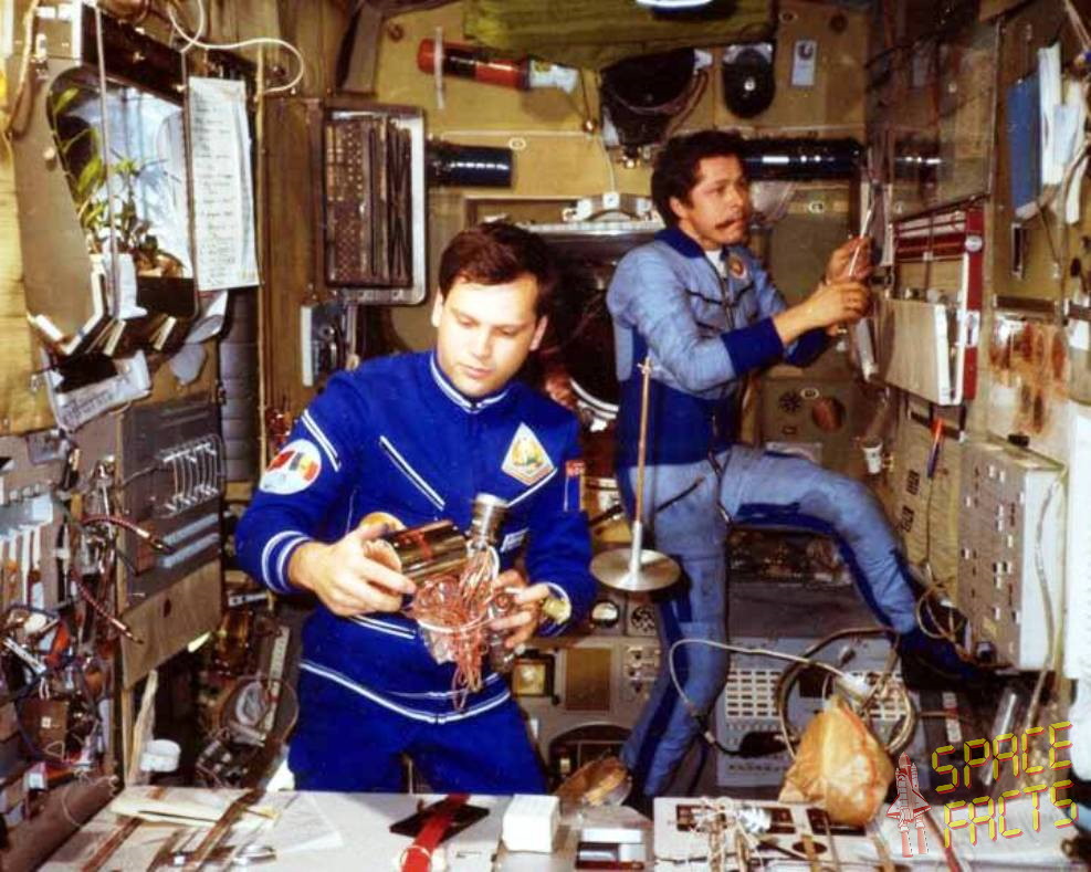 Soyuz 40 an Bord von Saljut 6