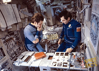 Wladimir Kovaljonok und Alexander Iwanschenkow analysieren eine Partiw der Schachweltmeisterschaften zwischen Anatoli Karpow und Wiktor Korschnoi