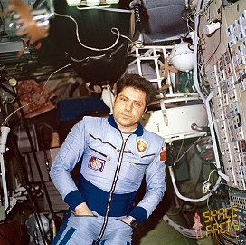 Wladimir Ljachow neben der Onboard-Soundbibliothek