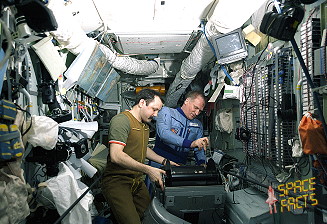 Wiktor Afanassjew und Juri Ussatschow reparieren etwas