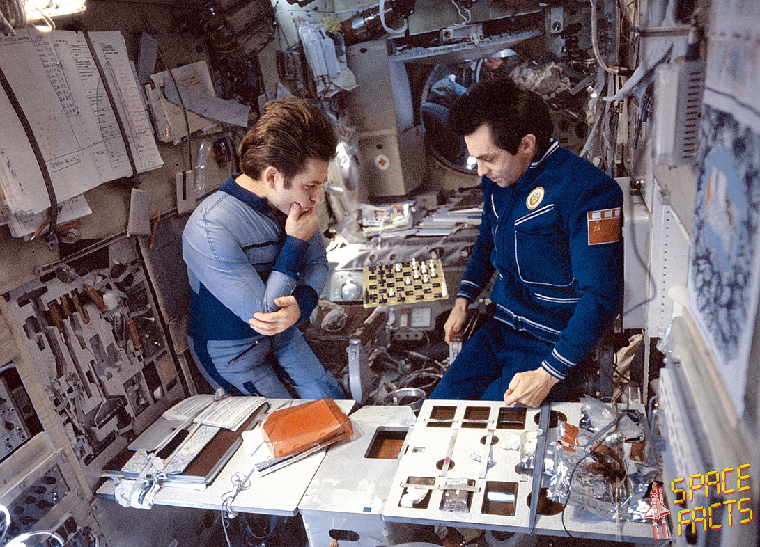 Wladimir Kovaljonok und Alexander Iwanschenkow analysieren eine Partiw der Schachweltmeisterschaften zwischen Anatoli Karpow und Wiktor Korschnoi