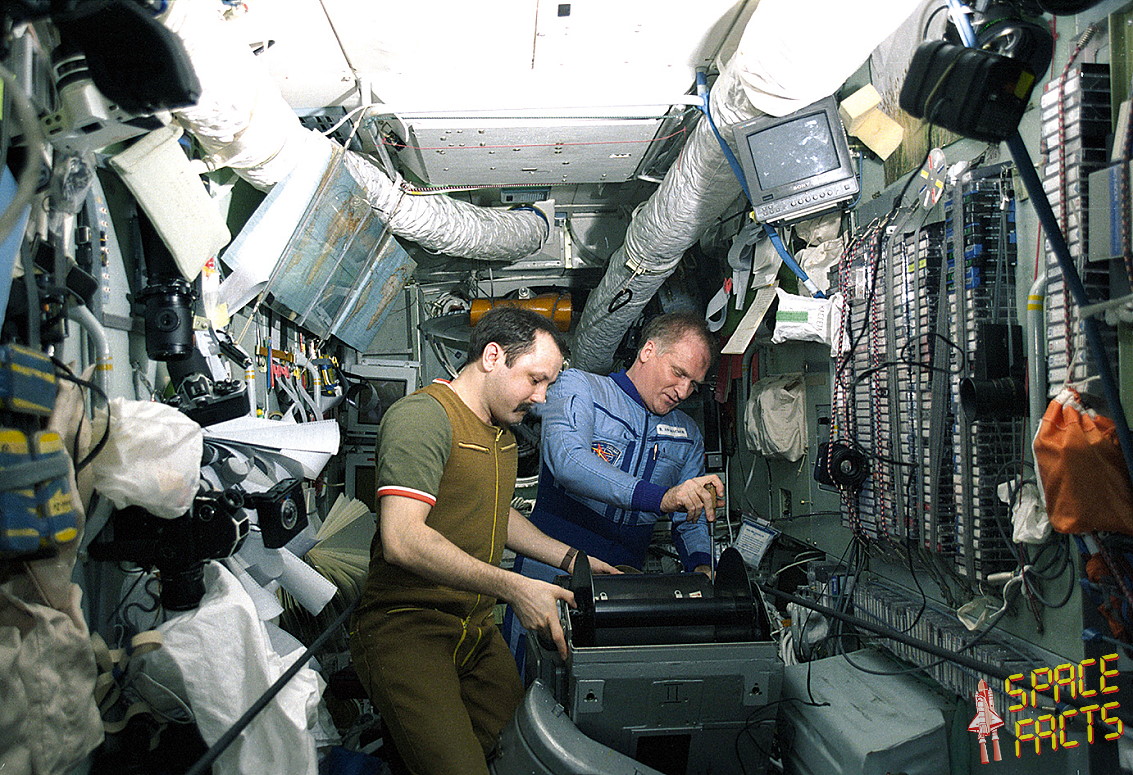 Wiktor Afanassjew und Juri Ussatschow reparieren etwas