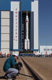Shenzhou-9 rollout