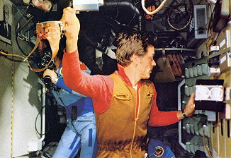 Sojus T-7 an Bord von Saljut 7