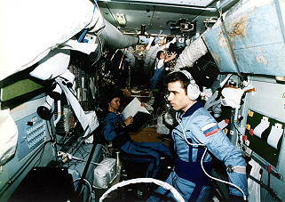 Sojus TM-20 an Bord der Mir