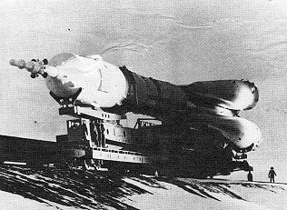 Sojus TM-2 auf dem Weg zur Startrampe