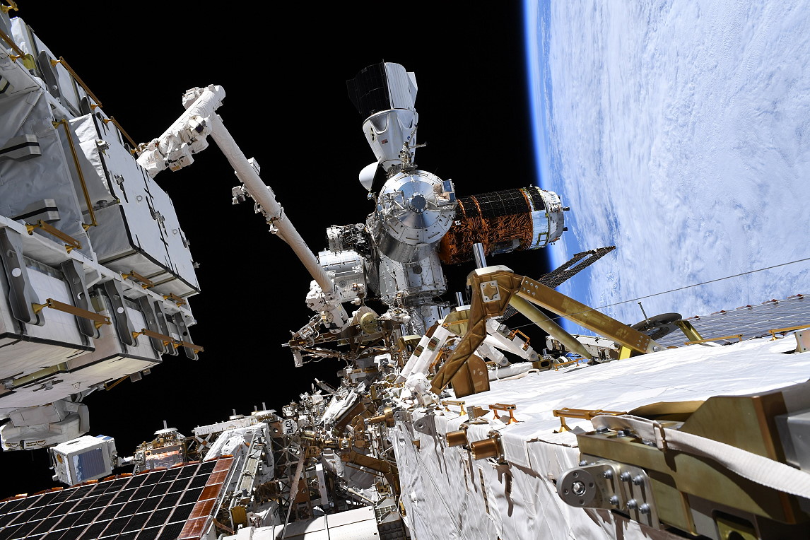 ISS mit Crew Dragon (w�hrend der EVA am 26. Juni 2020)