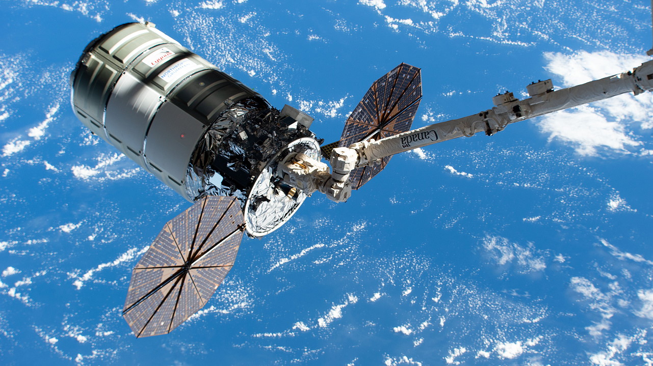 Cygnus NG-17 grapple