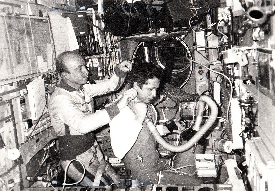 Haarschnitt auf Saljut 7