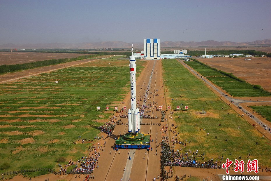 Shenzhou X auf dem Weg zur Startrampe
