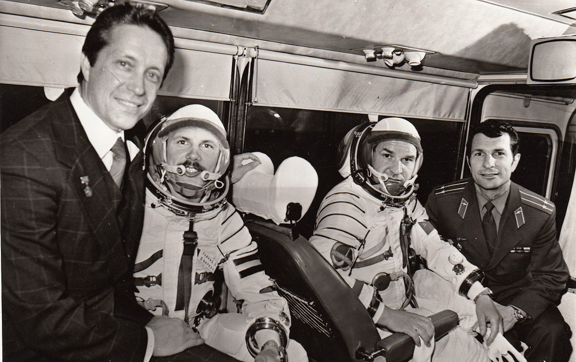 Crew Soyuz 36 in bus together with crew Soyuz T-2