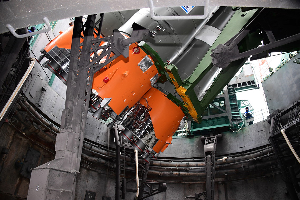 Soyuz MS-21 erection