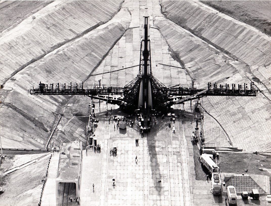 Sojus T-10A auf der Startrampe