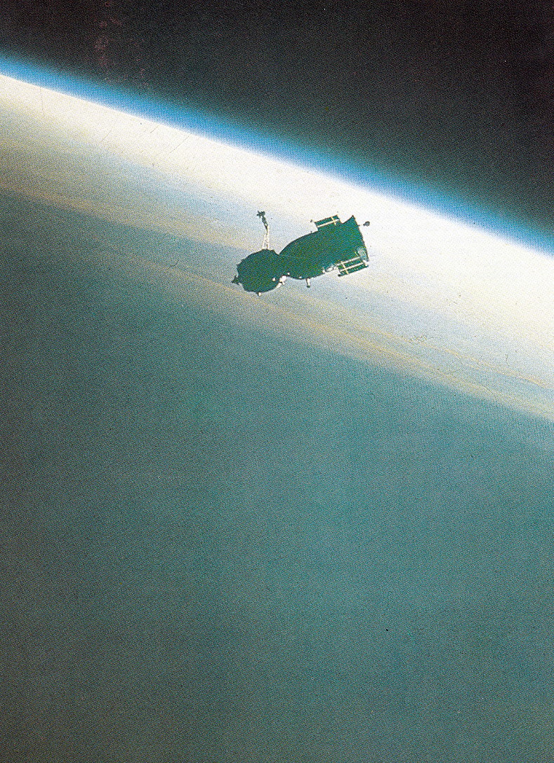 Sojus T-2 von Saljut 6 aus gesehen