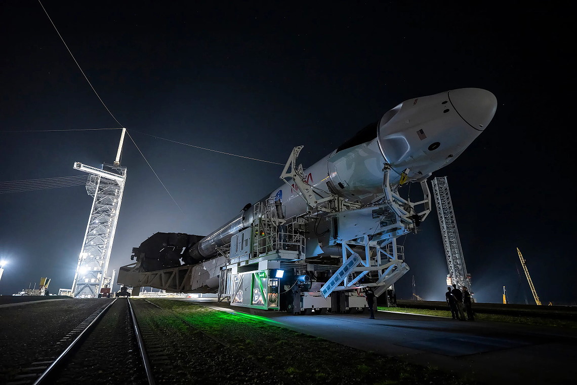 SpaceX Crew-11 auf dem Weg zur Startrampe