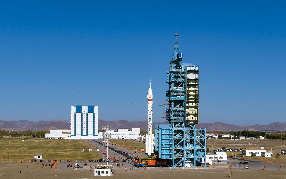 Shenzhou-17 rollout