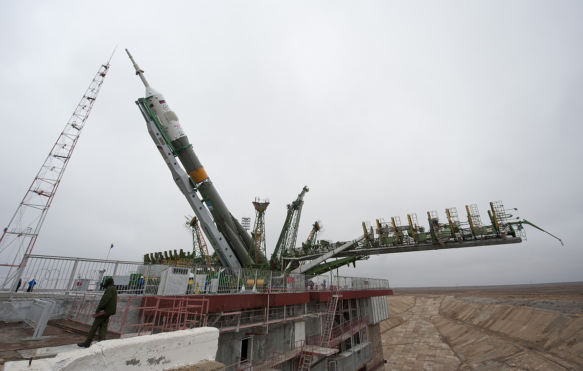 Soyuz TMA-21 erection
