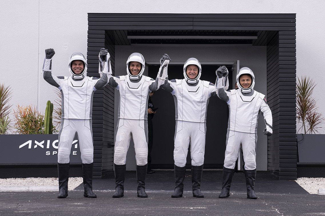 Mannschaft Ax-3 auf dem Weg zum Start