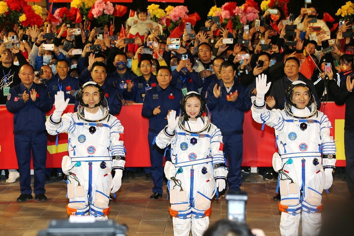 Shenzhou-13 walkout