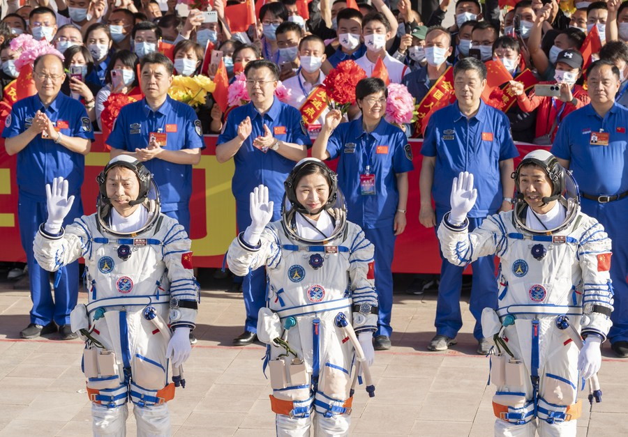 Crew Shenzhou-14 auf dem Weg zum Start