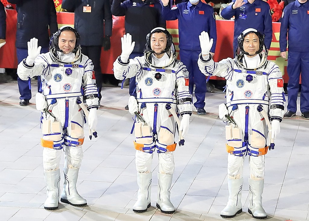 Crew Shenzhou-15 auf dem Weg zum Start