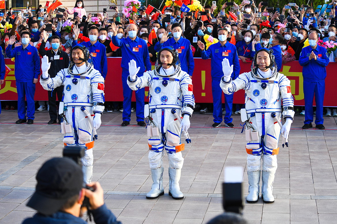 Crew Shenzhou-16 auf dem Weg zum Start