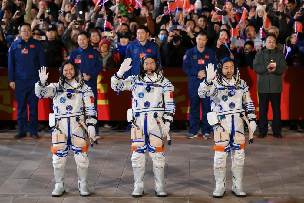 Crew Shenzhou-19 auf dem Weg zum Start