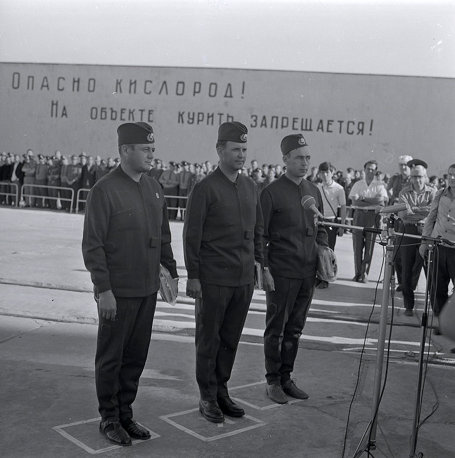 Crew Soyuz 11 walkout