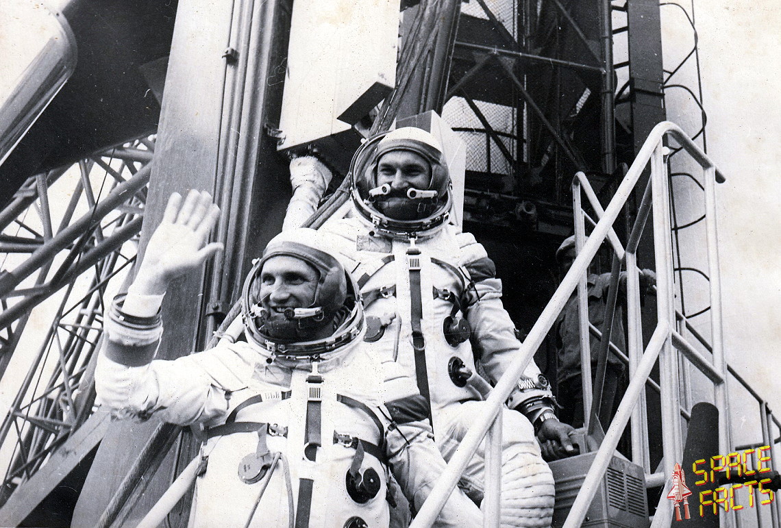 Crew Soyuz 21 walkout