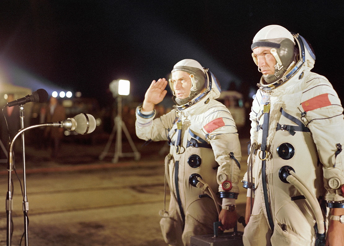 Crew Sojus 25 auf dem Weg zum Start