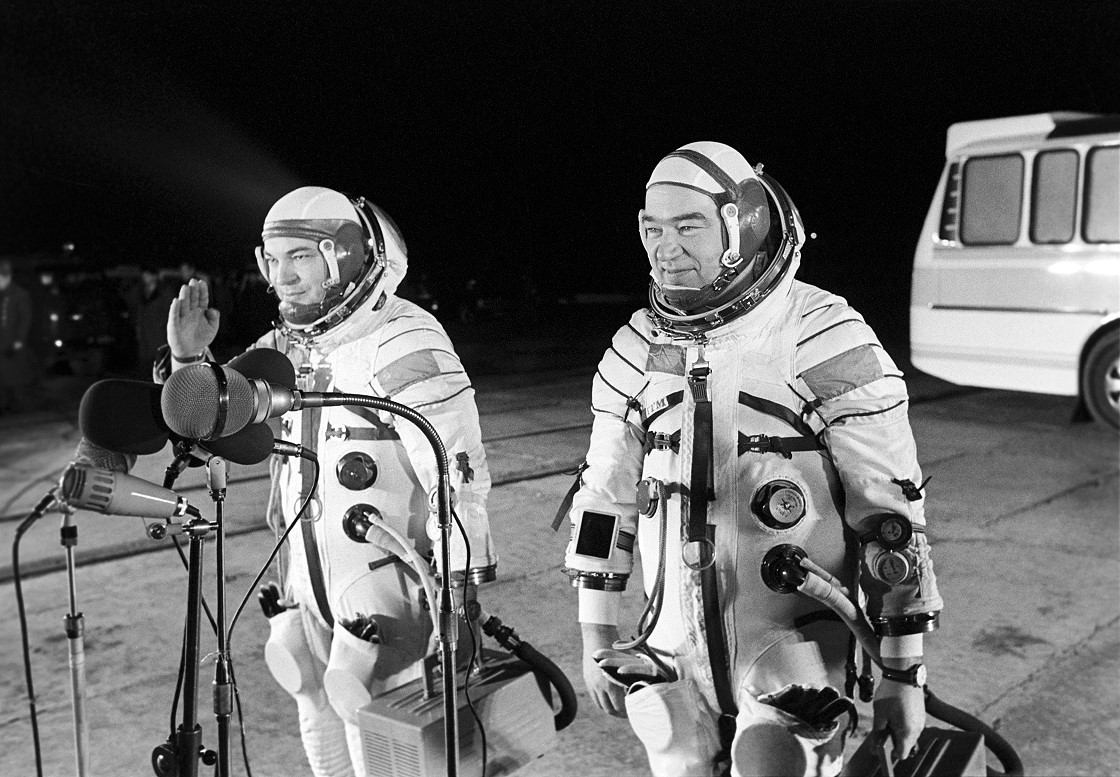 Crew Soyuz 26 walkout