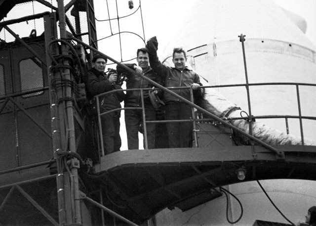 Crew Soyuz 6 walkout