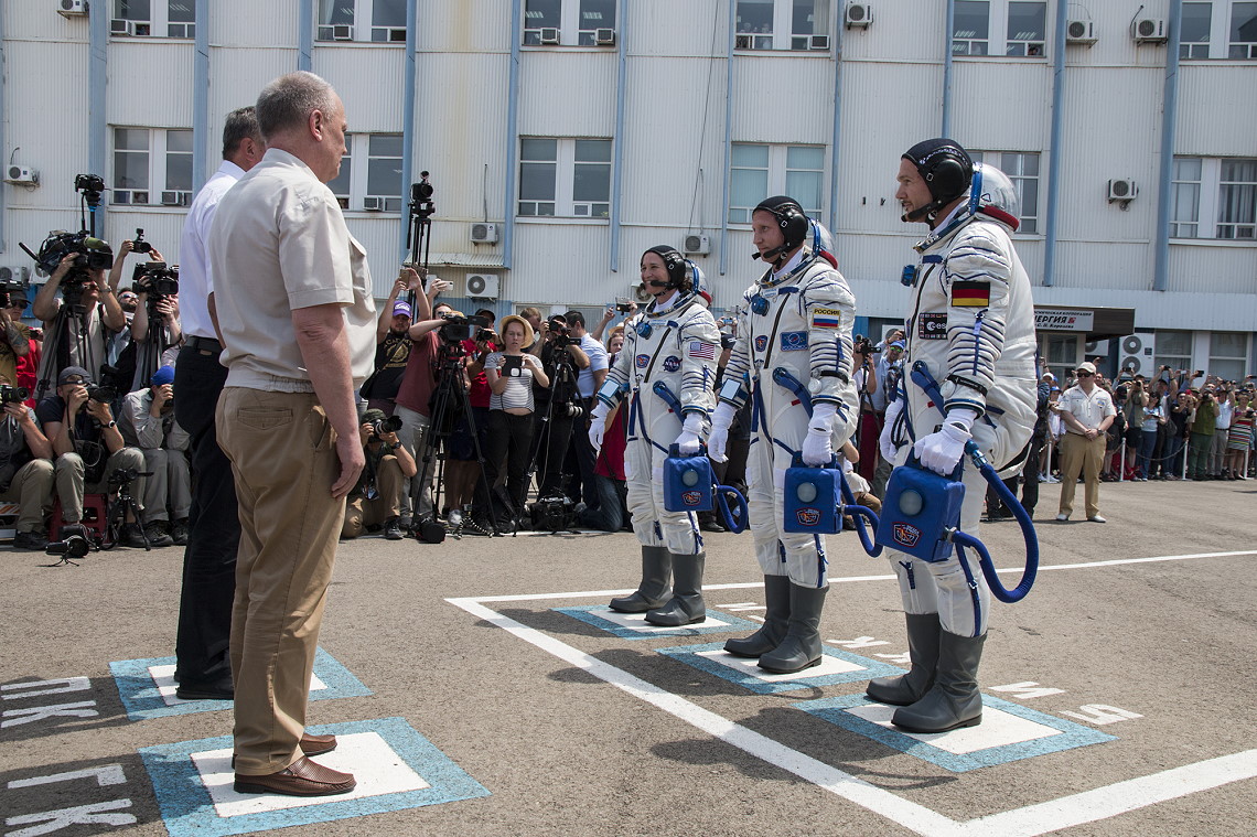Crew Soyuz MS-09 walkout