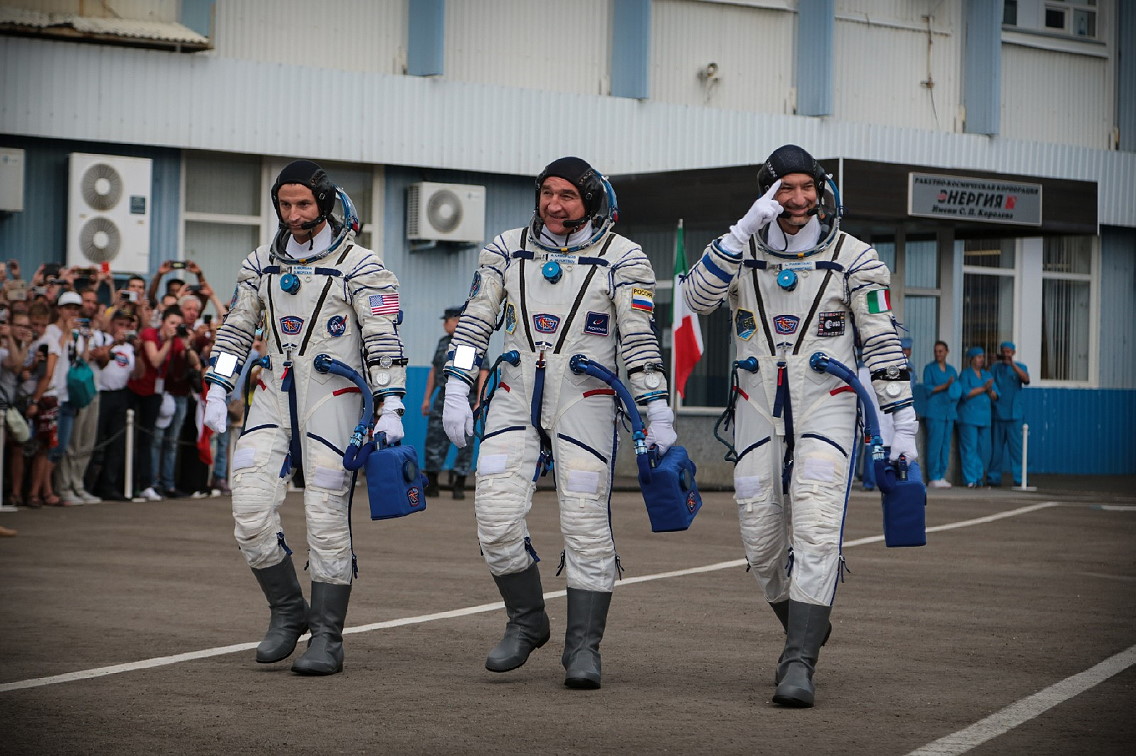 Crew Soyuz MS-13 walkout