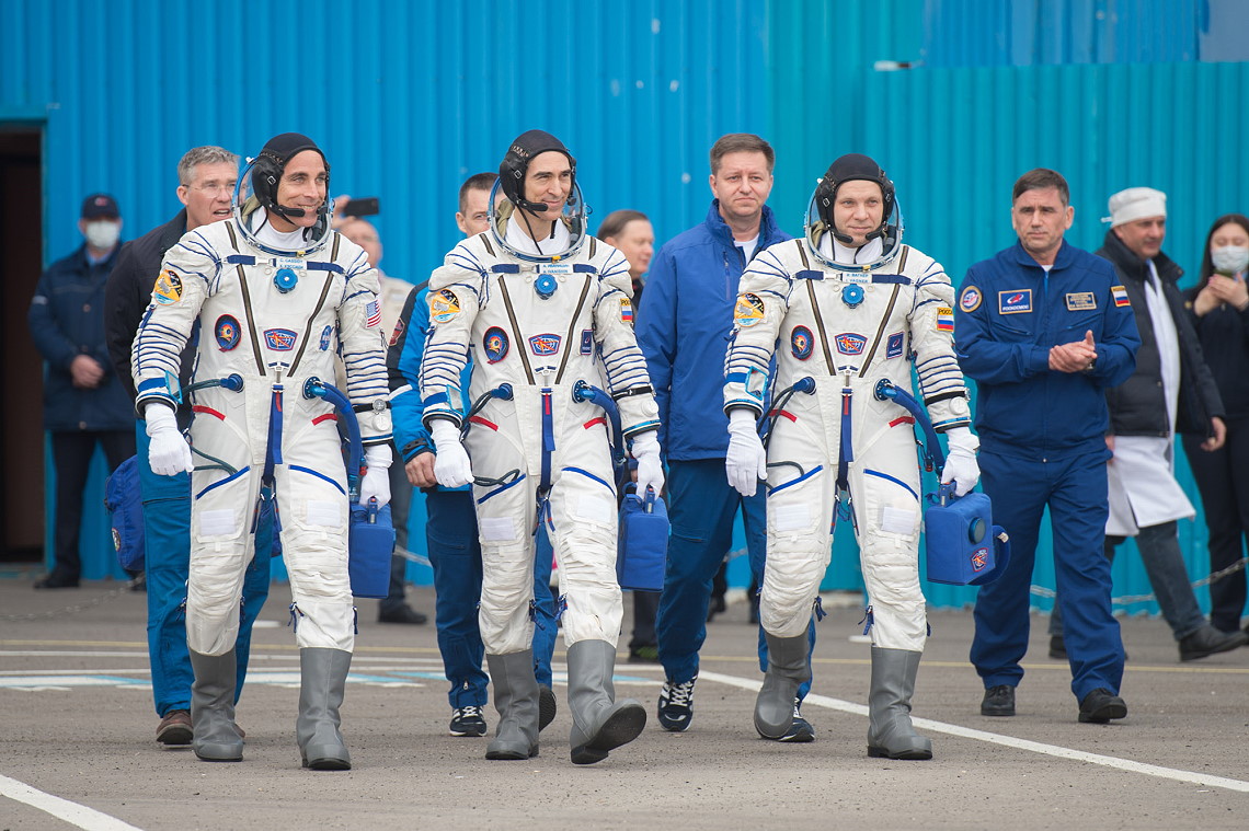 Crew Soyuz MS-16 walkout