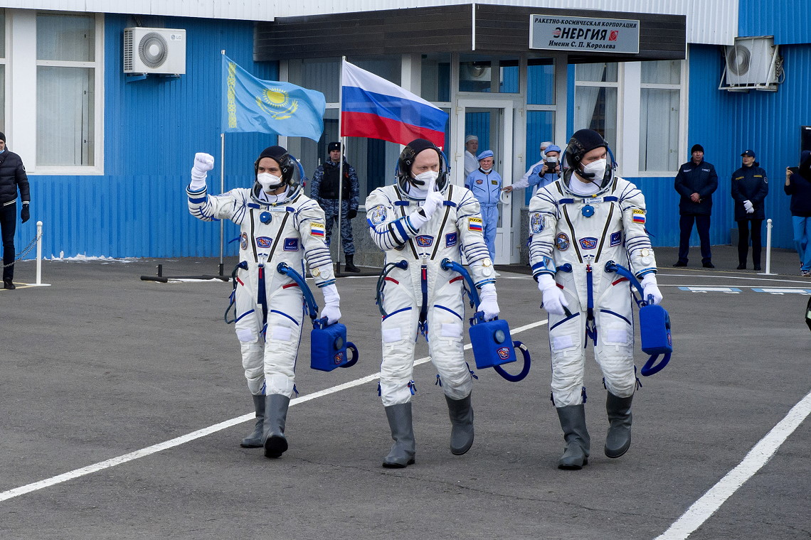 Crew Soyuz MS-21 walkout