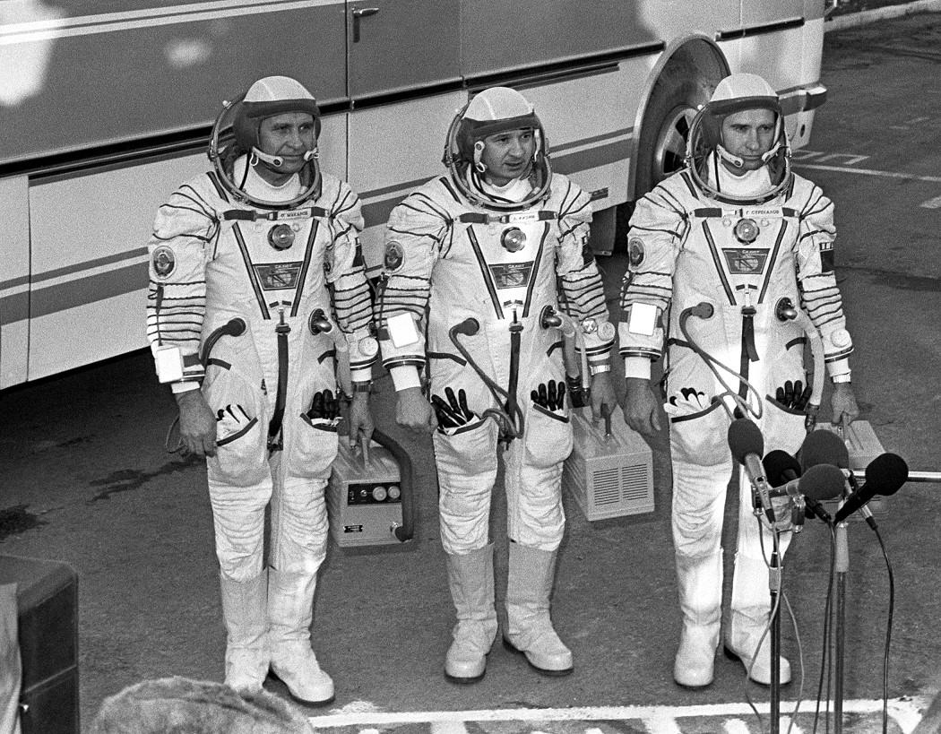 Crew Sojus T-3 auf dem Weg zum Start