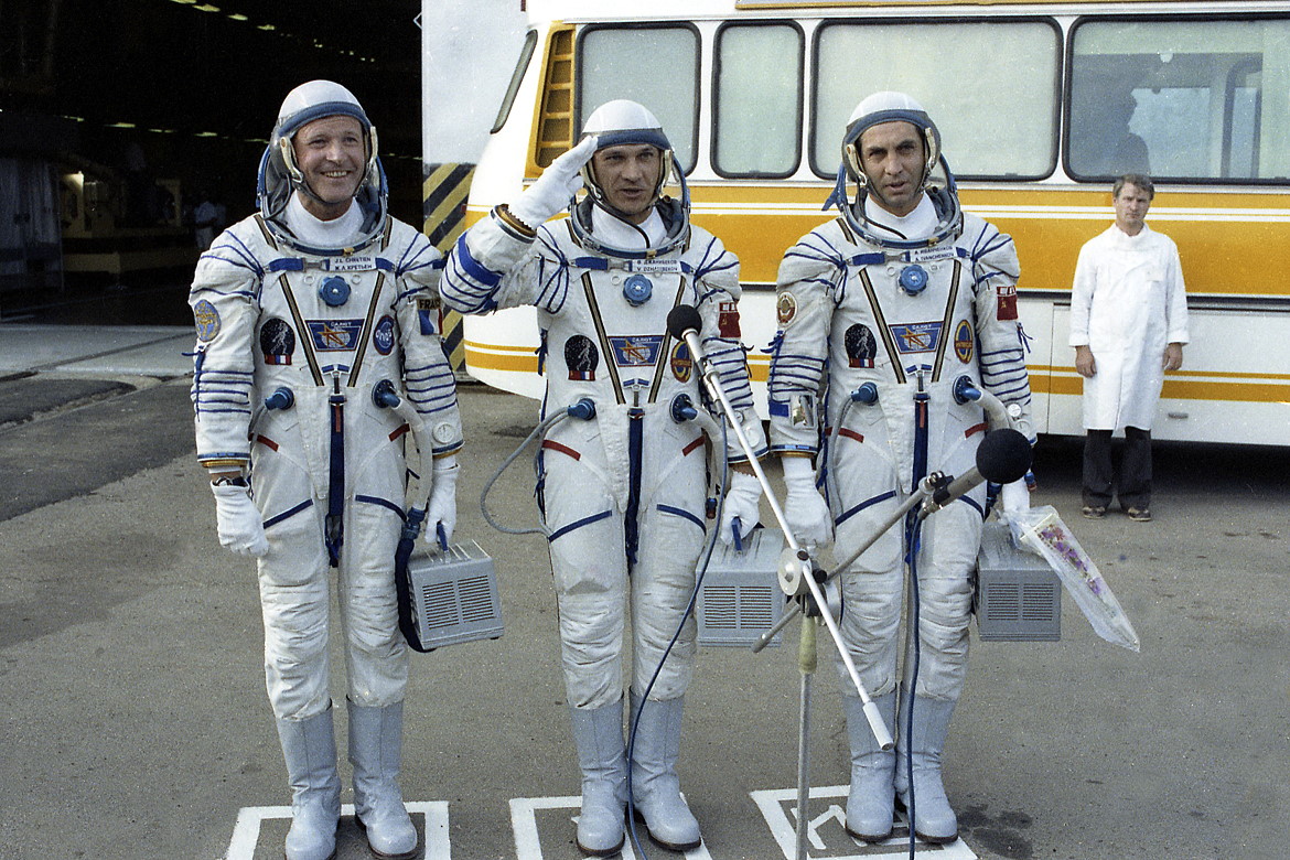 Crew Soyuz T-6 walkout