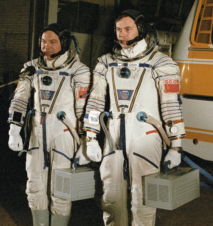 Crew Sojus TM-2 auf dem Weg zum Start